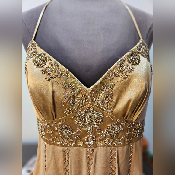 Beautiful gold beaded halter style evening dress - Picture 9 of 10